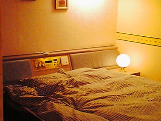 ホテル愛/S-2号室/ベッド