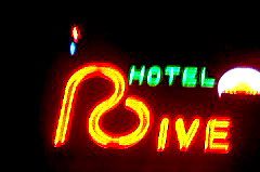 RIVER (ホテルリバー)/夜の看板