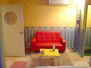 宇和島市/ホテル愛/S-6号室/ソファーを正面から望む
