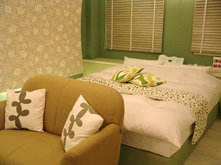 西条市/LYGENSEA （リージェンシー）08号室“Relax-Green”/ベッド周りの様子