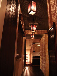 西条市/feel (ホテル フィール)/15号室“Asian-Modern”/部屋へと続く廊下